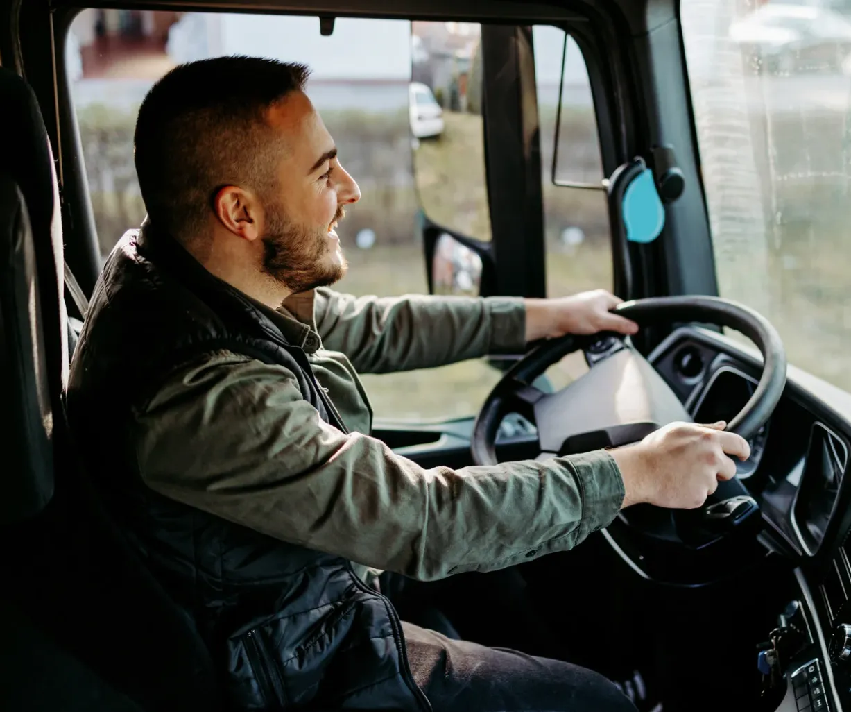 Conductor de Fintra al volante de su unidad