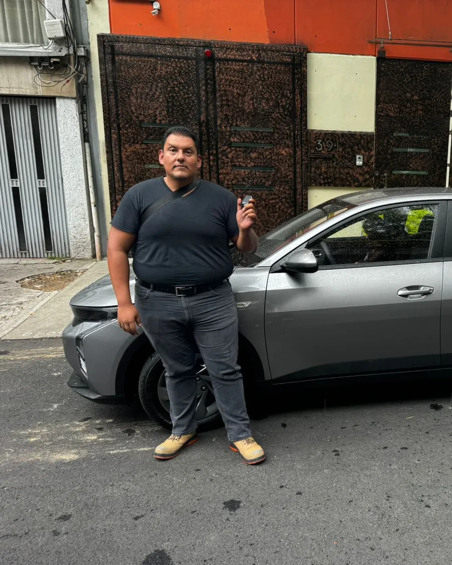 Cliente de Fintra con su unidad