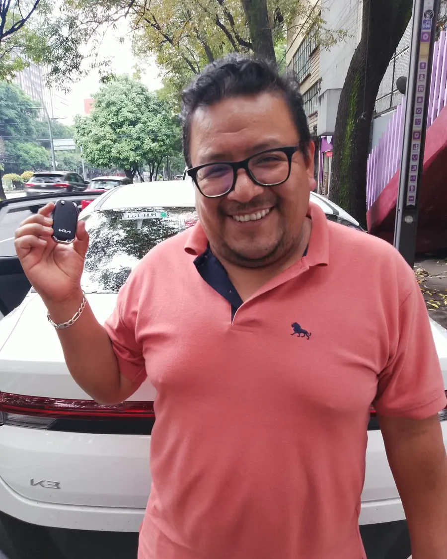 Cliente de Fintra con su unidad